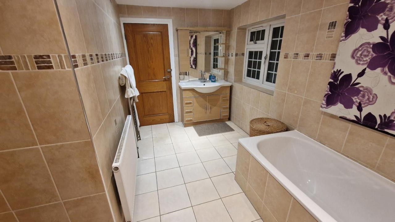 Comfort Sleep - Rooms With Shared Facilities Windsor Exterior foto