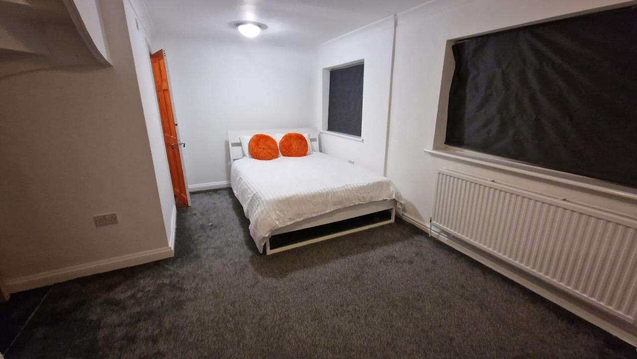 Comfort Sleep - Rooms With Shared Facilities Windsor Exterior foto